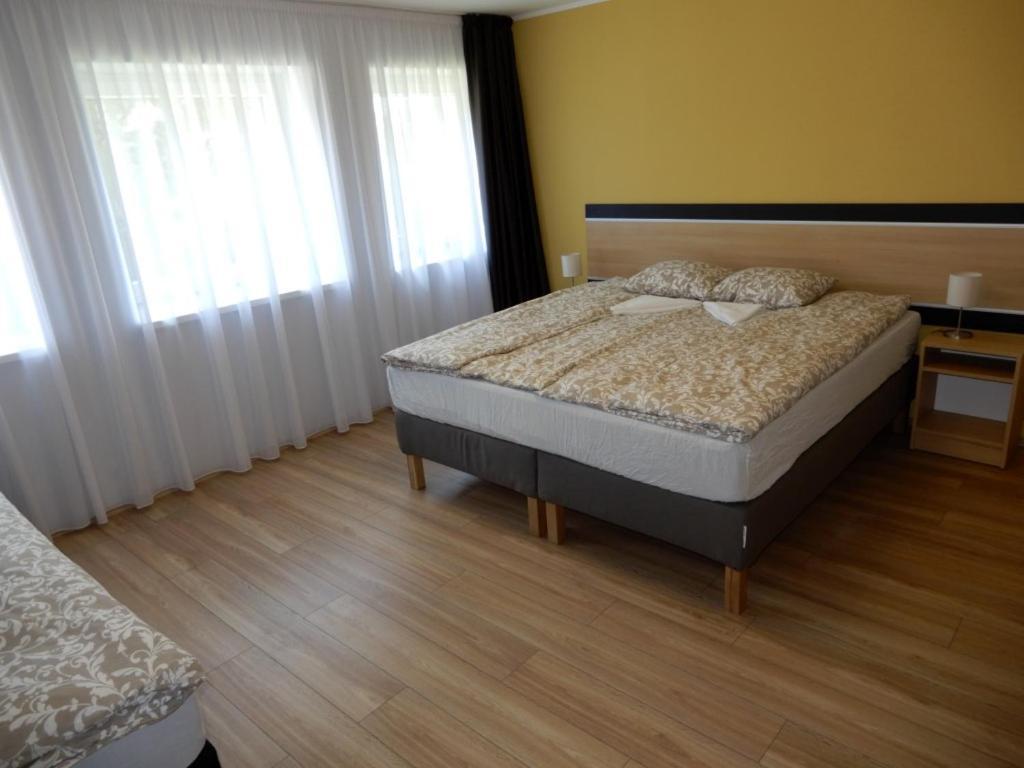 Romahegy Rendezvenyhaz Bed & Breakfast Kaposvar Exterior photo